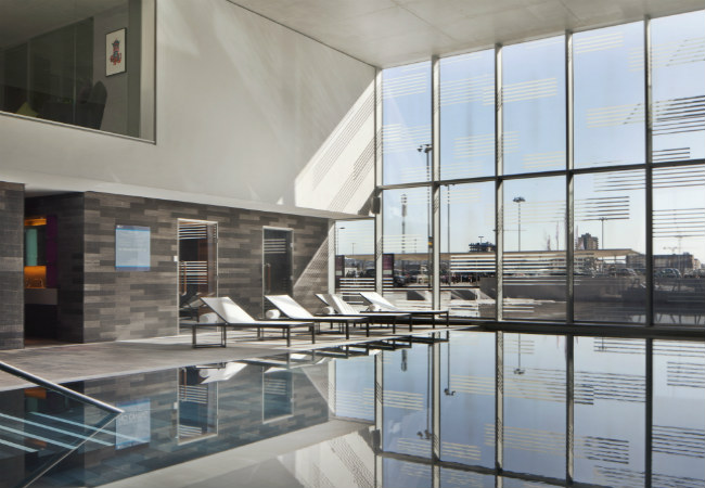 Indoor-swimming-pool-Aloft-hotel