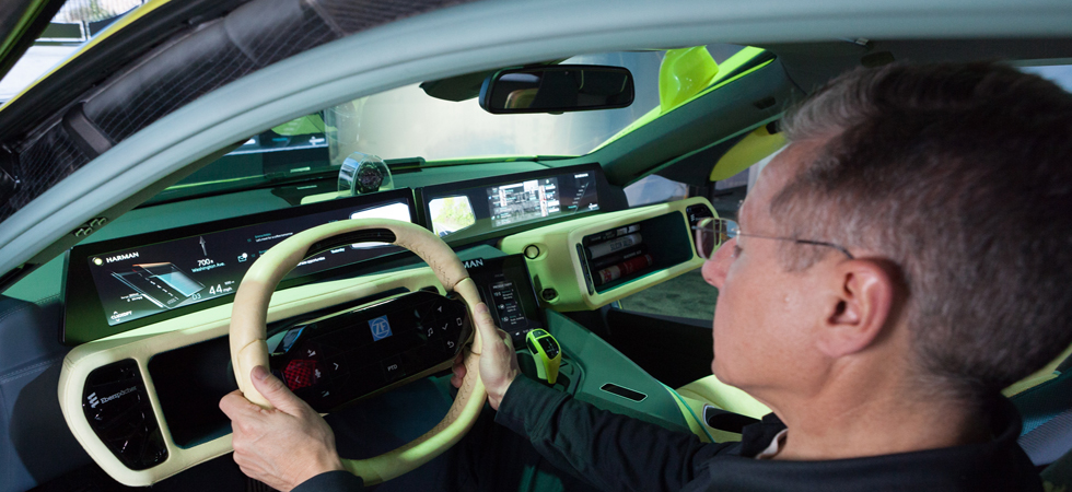 Aiming to reduce tired driving, HARMAN introduce pupil tracking technology.