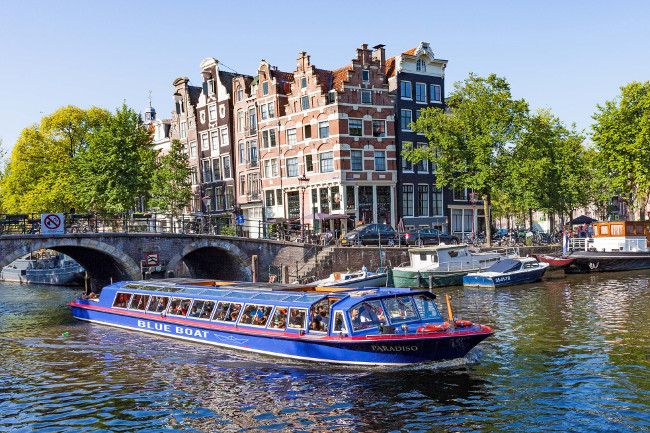 Tour Amsterdam with the Blue Boat Company