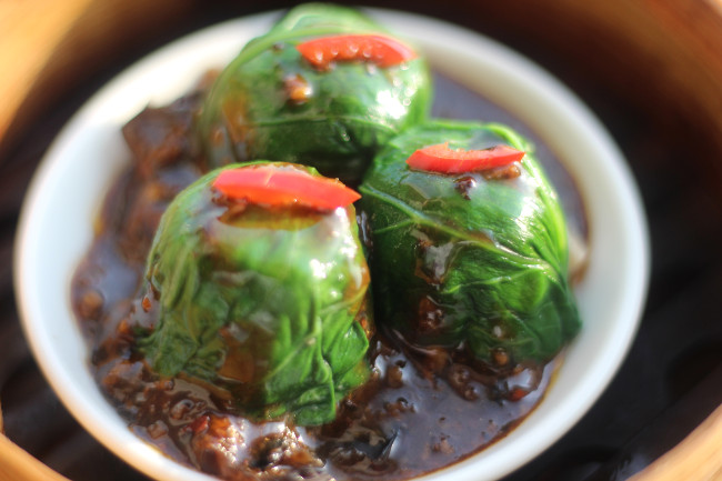 Spinach wrapped chicken dumpling with black beans sauce