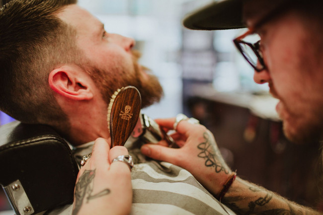 man barbershop beard trim