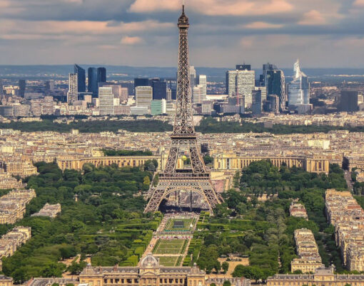 Eiffel tower in Paris Skyline
