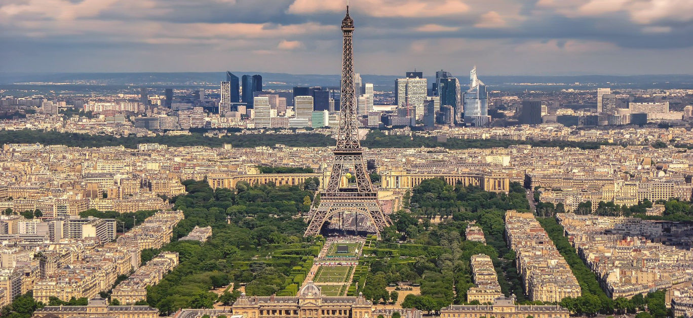 Eiffel tower in Paris Skyline