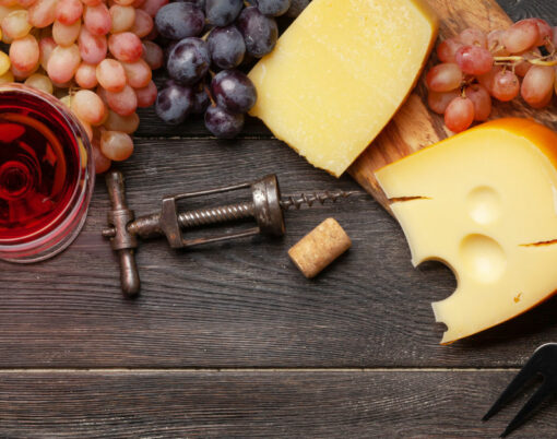 Wine, cheeses and grapes