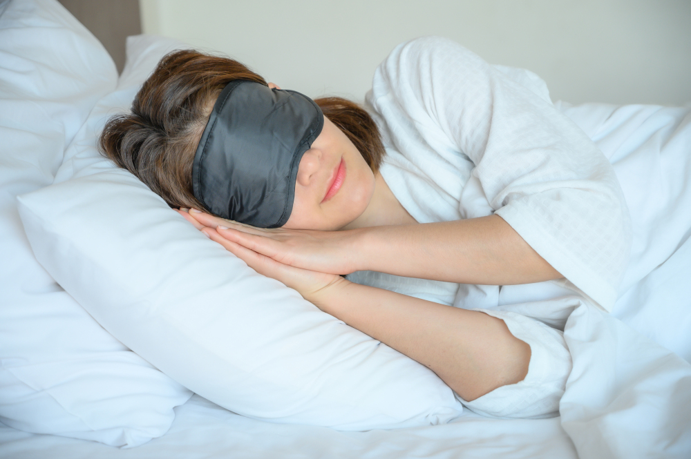 Woman sleeping with mask
