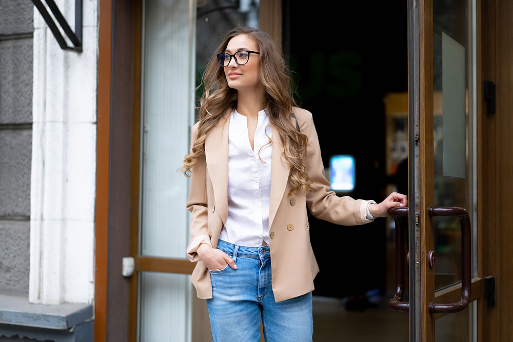 woman wearing smart jeans