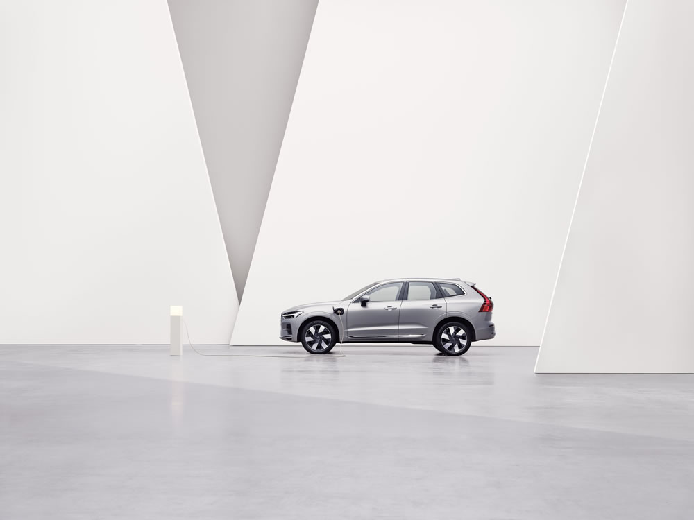 Volvo XC60 Recharge side view