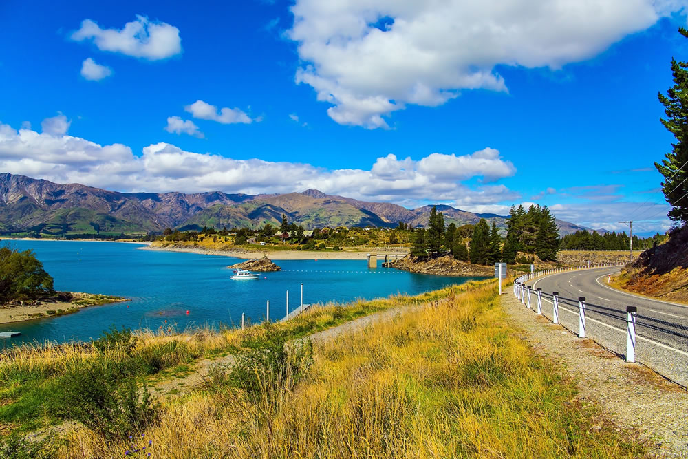 The beautiful lake Wanaka in New Zealand