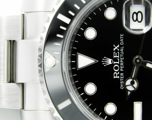 Rolex Submariner watch is equipped with a ceramic bezel with functions used in diving.