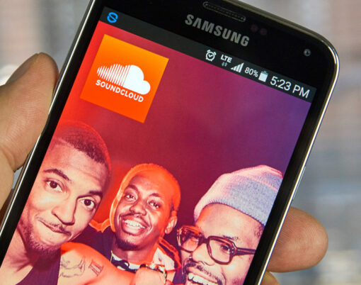 Soundcloud application on Samsung S5's screen