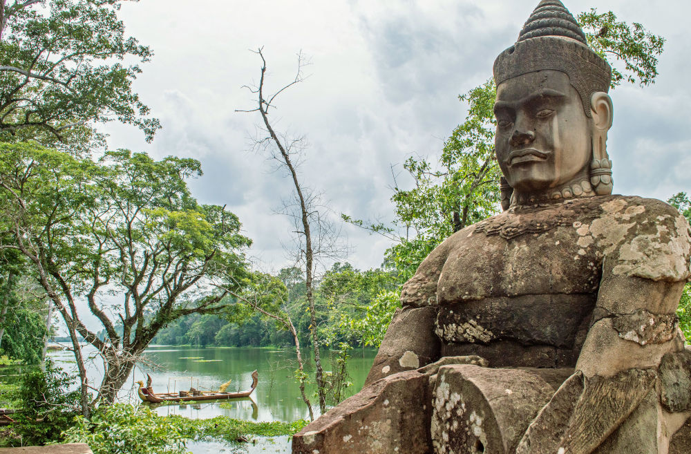 angkor thom statue