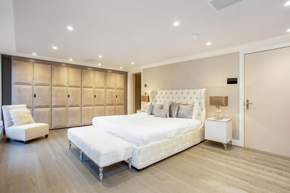 Butler’s Wharf penthouse master bedroom