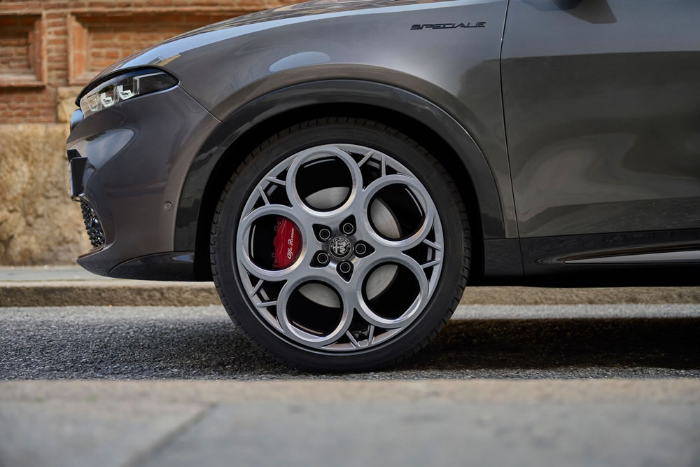 Alfa Romeo Tonale Plug-In Hybrid Q4 wheel detail