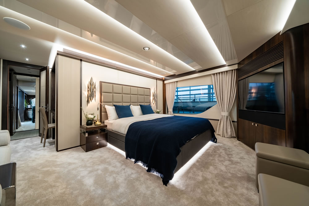 Meros Yachtsharing luxury yacht bedroom