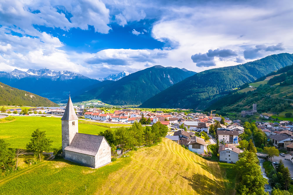 Idílico pueblo alpino de Burgeis y vista de la Abadía de Monte María, región de Trentino Alto Adige de Italia