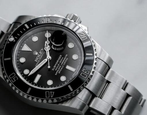 Rolex Submariner watch is equipped with a ceramic bezel with functions used in diving.