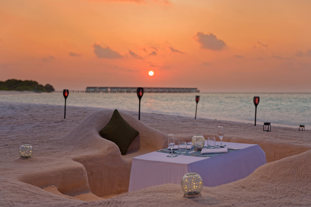 beach romantic dinner
