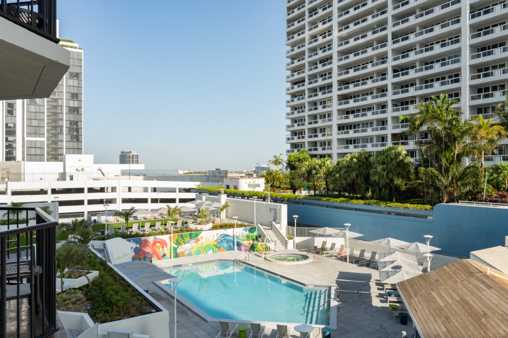 exterior swimming pool area at Miami Marriott Biscayne Bay