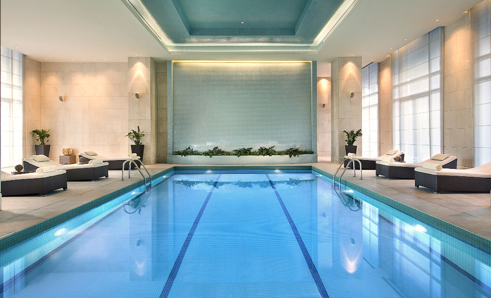 La piscine intérieure du Ritz-Carlton DIFC