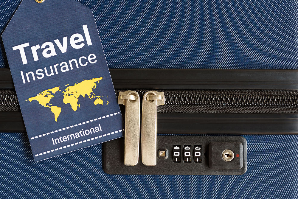 L'étiquette d'assurance voyage est apposée à proximité d'une serrure à combinaison numérique.