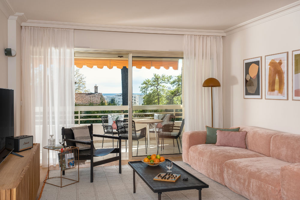 August Pied-à-Terre Collection cannes interior with view