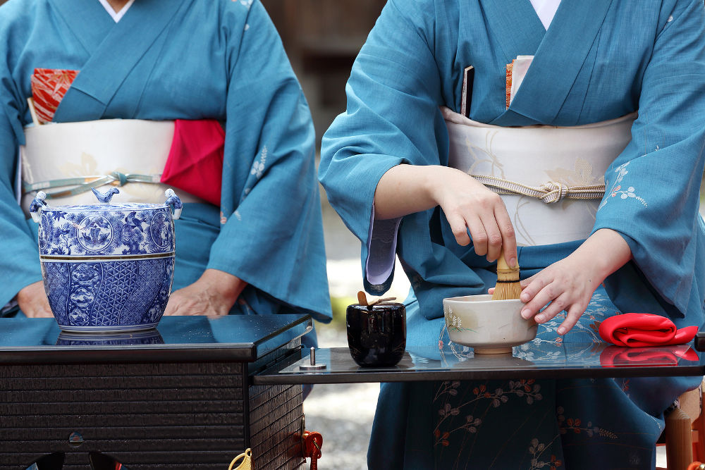 apanese women in traditional kimono prepares the tea ceremony at garden of the Hagiwara Temple on September 20, 2015 in Kagawa Japan.