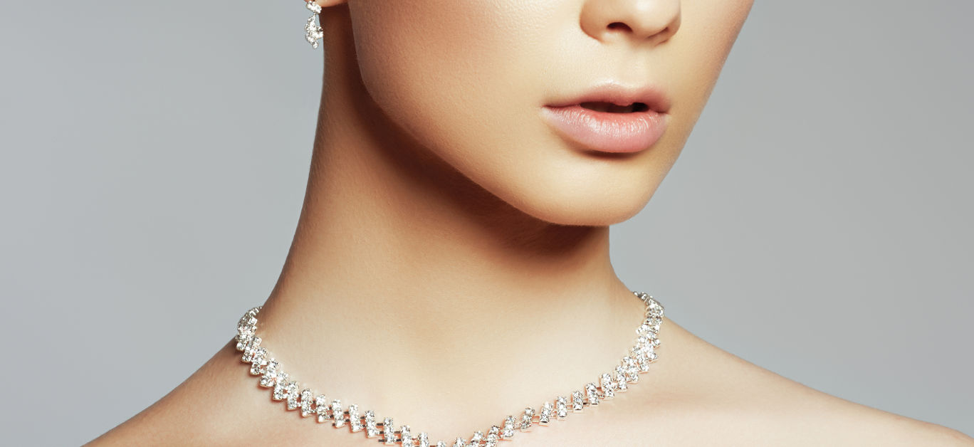 Elegant fashionable woman with jewelry. Beautiful woman with a diamond necklace