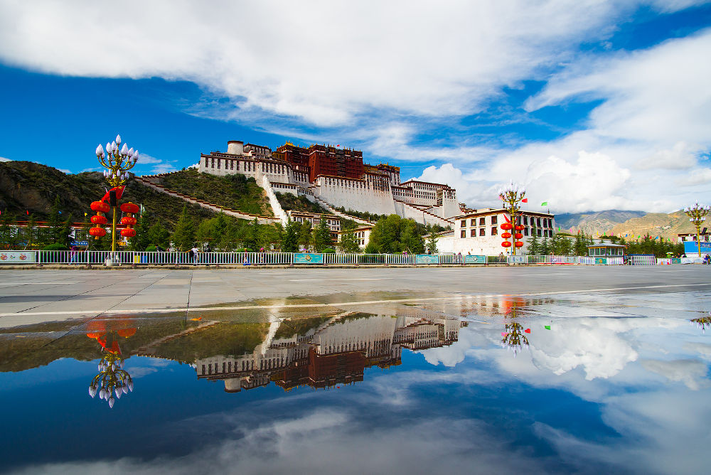 Potala palace in Lhasa, Tibet.Potala palace is now a museum and World Heritage Site of Tibet Autonomous Region