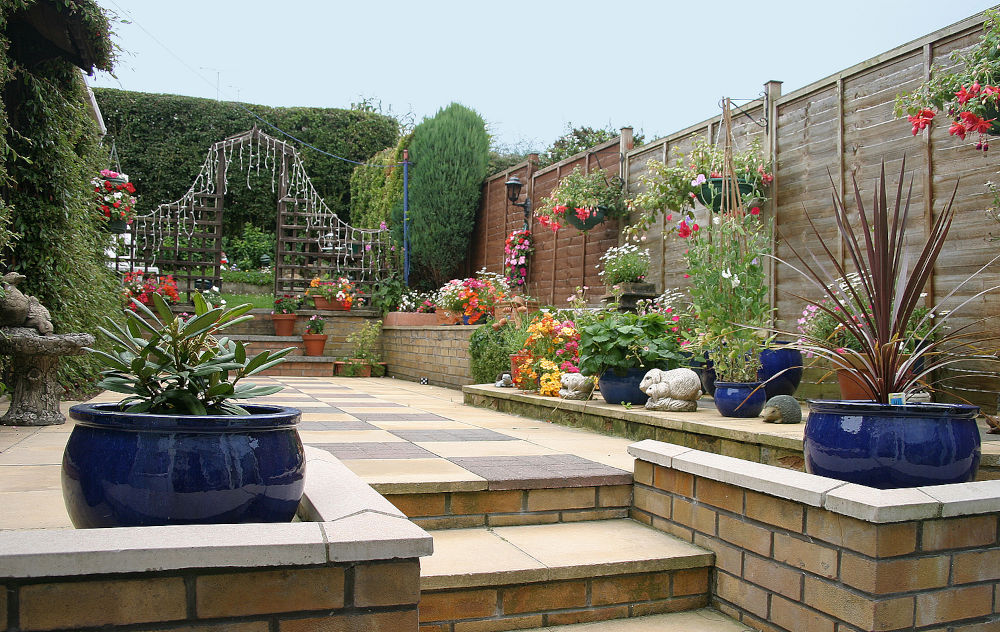 english garden showing patio